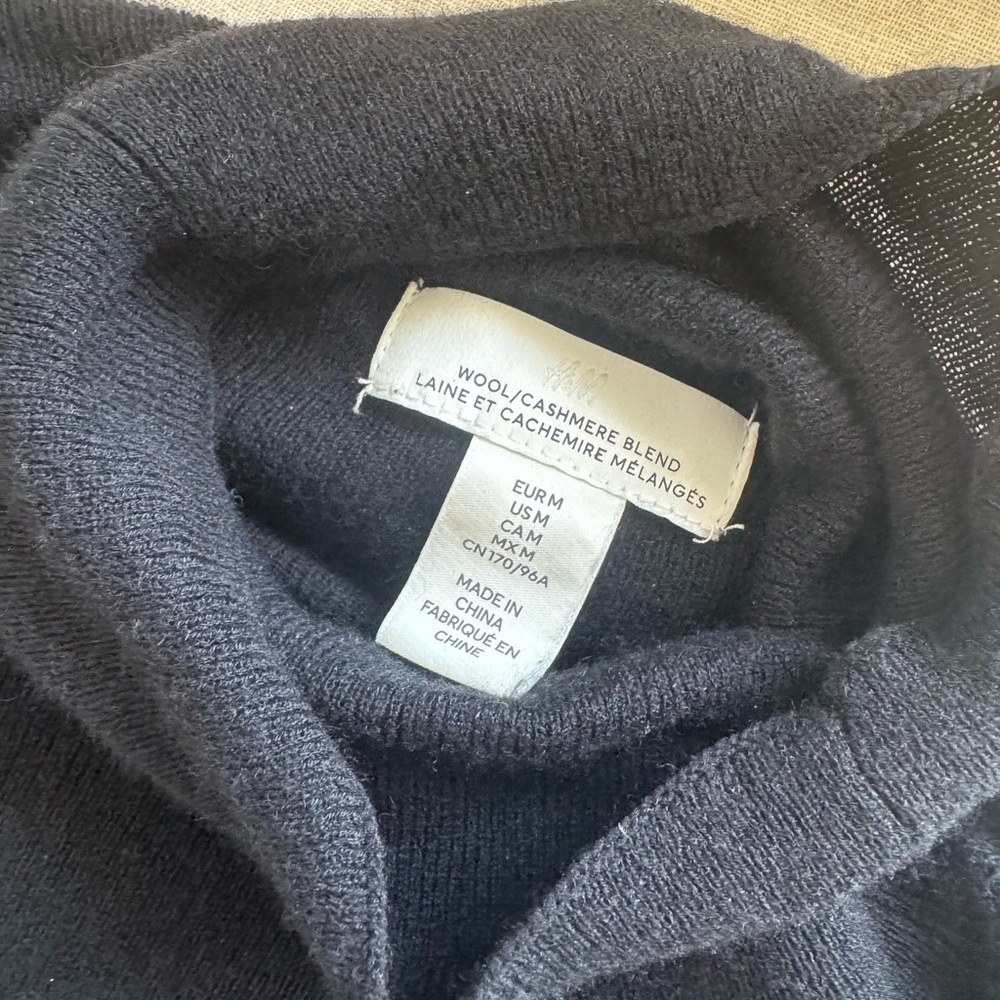 H&M Cashmere Blend Turtleneck Sweater - Picture 2 of 3